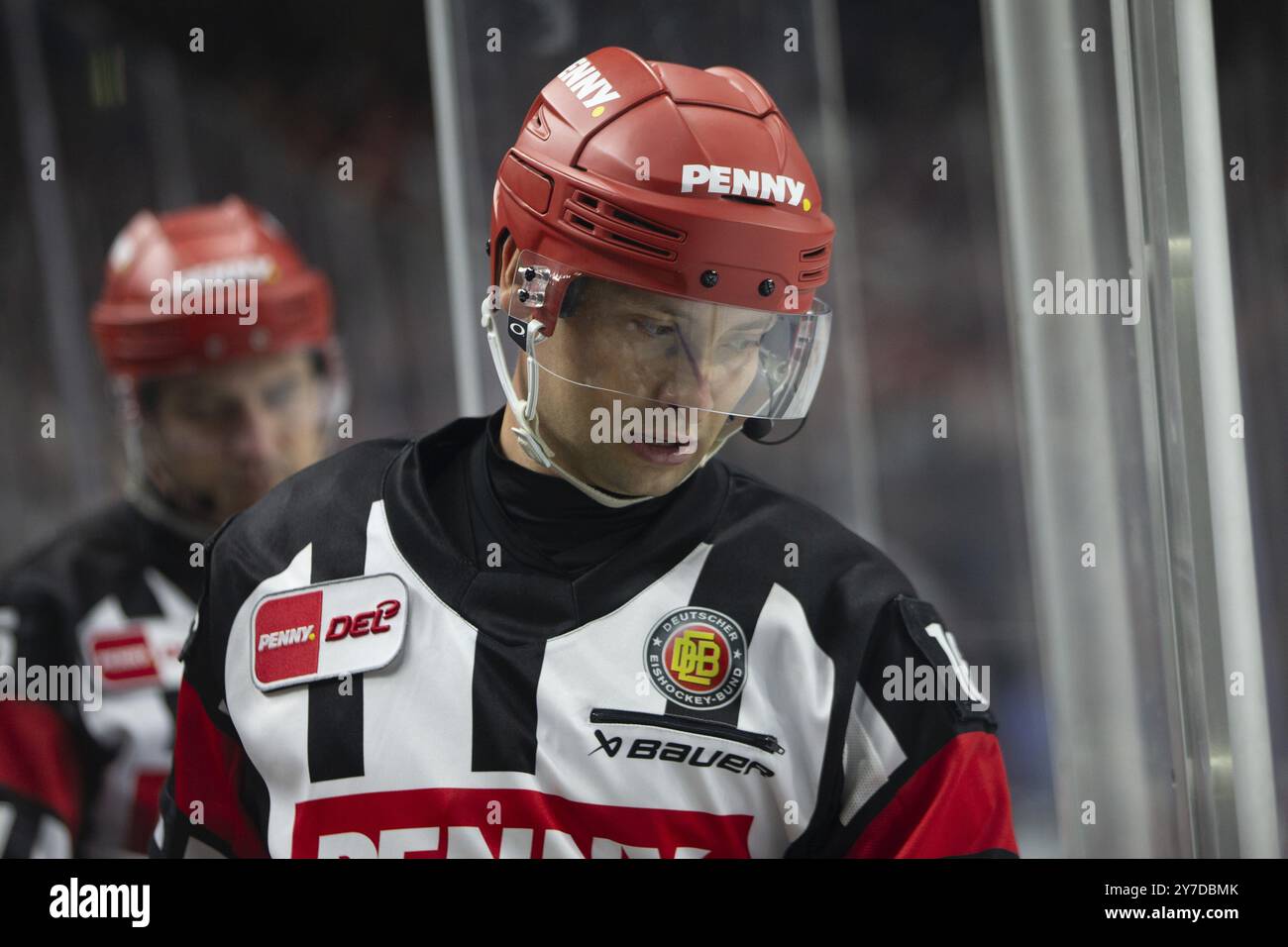 LanxessArena, Köln, Nordrhein-Westfalen, Sean MacFarlane (Schiedsrichter, Nr. 16), PENNY DEL, Koelner Haie- Nürnberger Ice Tigers am 27.09/2024. im La Stockfoto