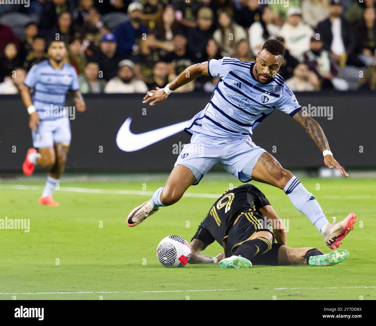 BMO Stadium, Kalifornien, USA. September 2024. LAFC gewinnt den Lamar Hunt Open Cup 2024. Das Bild zeigt KC-Stürmer KHIRY SHELTON #11 (oben), als er sich am 25. September 2024 im BMO Stadium in Los Angeles, KALIFORNIEN, dem Tackle von LAFC-Mittelfeldspieler MATEUSZ BOGUSZ #19 (unten) entzieht. (Kreditbild: © Serena S.Y. Hsu/ZUMA Press Wire) NUR REDAKTIONELLE VERWENDUNG! Nicht für kommerzielle ZWECKE! Stockfoto