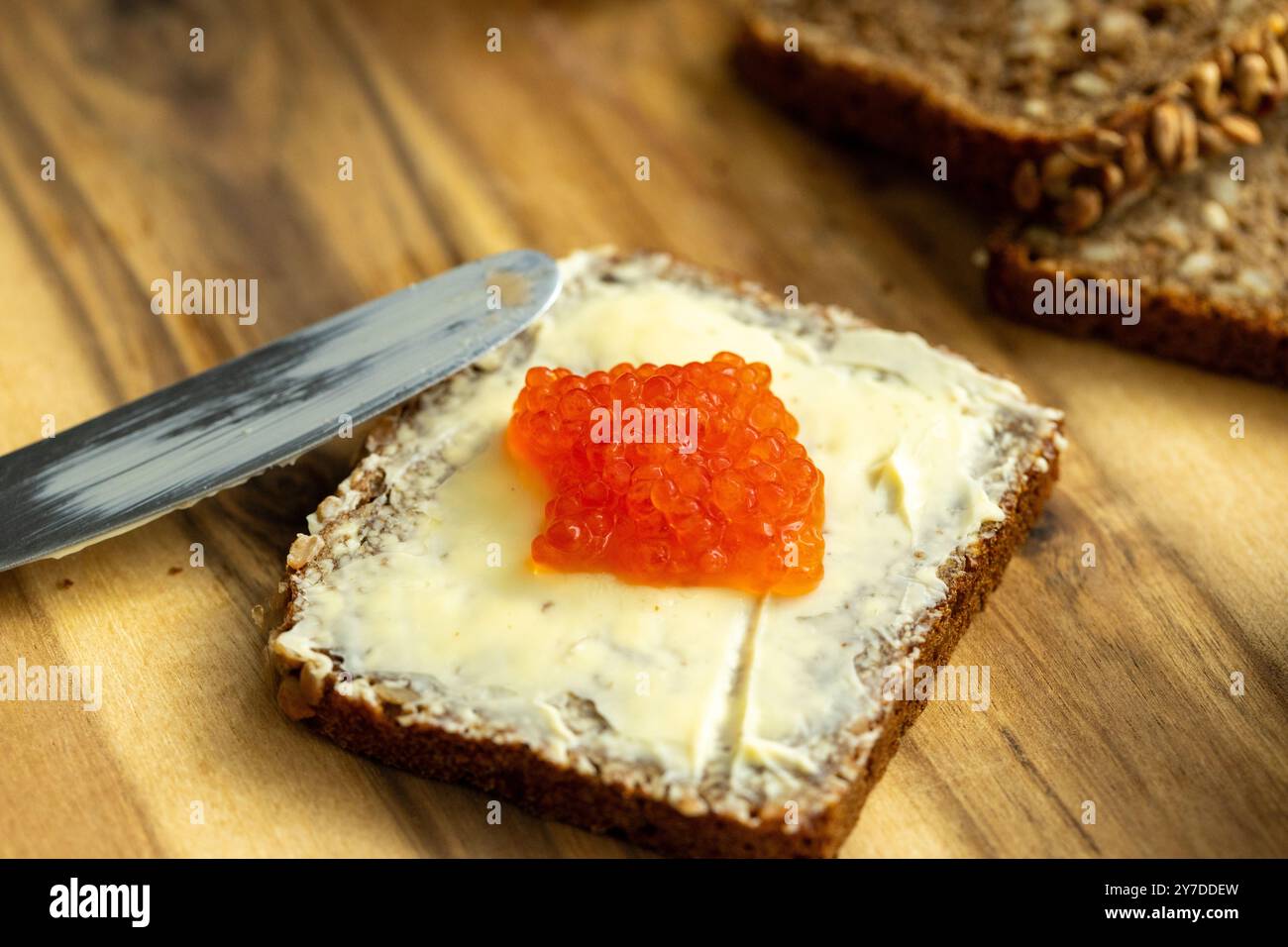 Ein Sandwich mit Schwarzbrot, Butter und rotem Lachskaviar Stockfoto