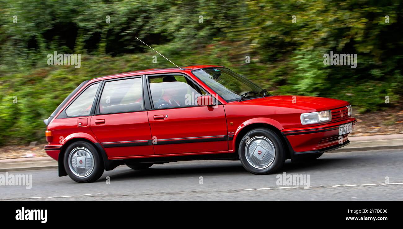 Milton Keynes, UK - 29. September 2024: 1988 rotes MG Maestro 2,0 efi Auto auf einer britischen Straße Stockfoto