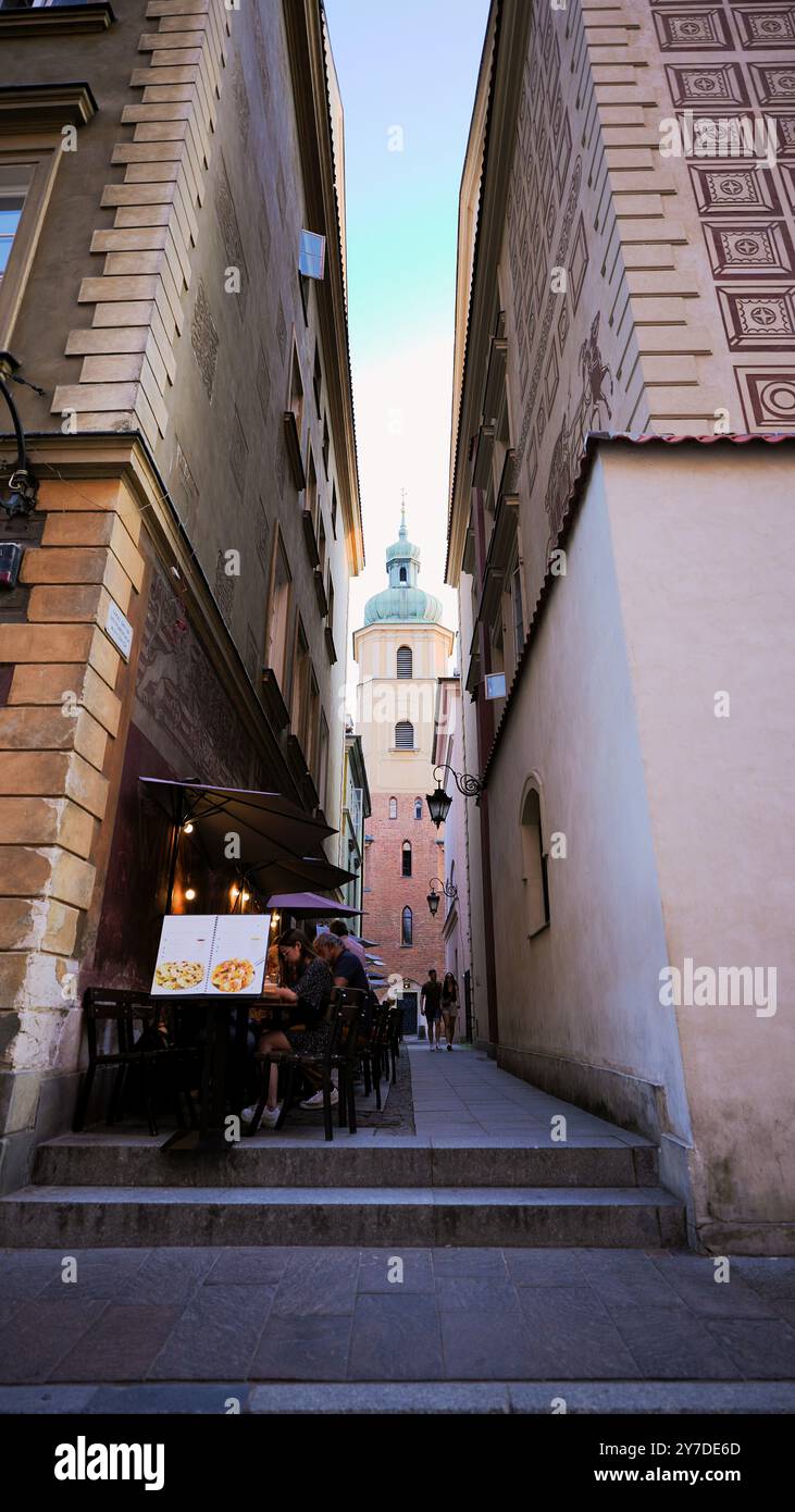 Warschau Hidden Juwel Alley Cafe mit Blick auf eine wunderschöne historische Kirche Stockfoto