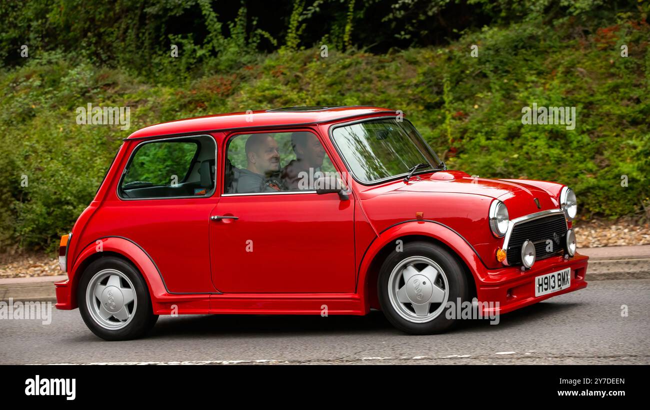 Milton Keynes, Großbritannien - 29. September 2024:1991 rotes Austin Miniauto, das auf einer britischen Straße fährt Stockfoto