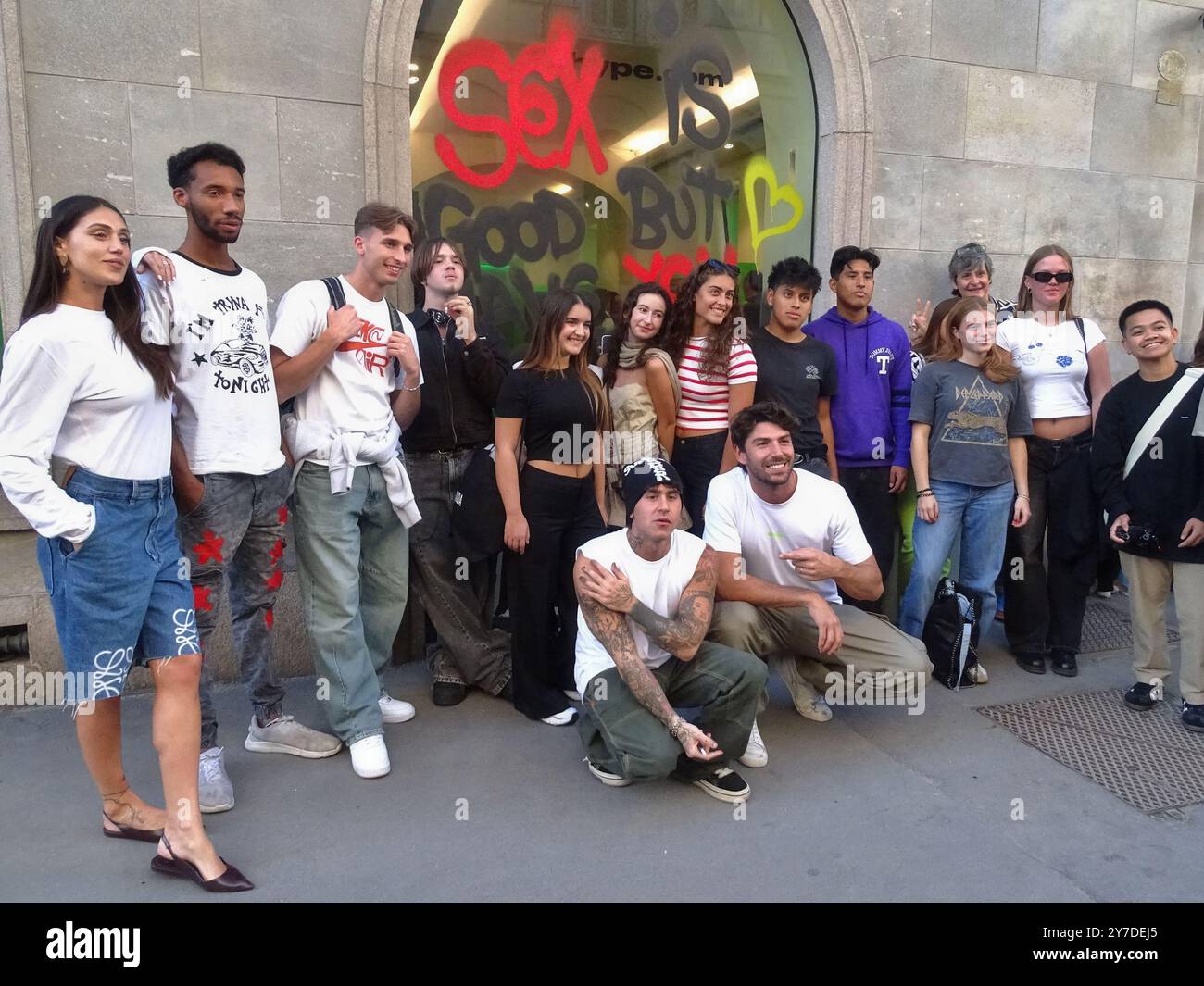 09/28/2024 Milan Ph. Paolo Della Bella, der Künstler Gioele Corradengo, bekannt als 'Sexsdreams', im 'Qlhype'-Shop von Ignazio Moser und Cecilia Rodriguez, um die Fenster zu malen und die Sweatshirts seiner Fans zu entwerfen. Stockfoto