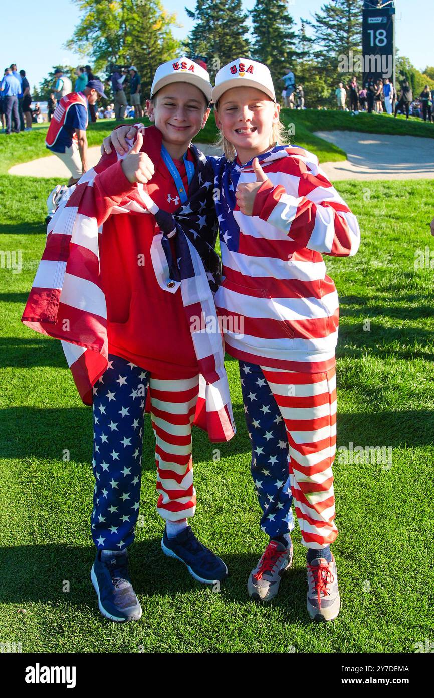 Montreal, Quebec, USA. September 2024. Fans auf dem 17. Grün, nachdem das US-Team den Presidents Cup 2024 im Royal Montreal Golf Club gewonnen hat. (Kreditbild: © Debby Wong/ZUMA Press Wire) NUR REDAKTIONELLE VERWENDUNG! Nicht für kommerzielle ZWECKE! Quelle: ZUMA Press, Inc./Alamy Live News Stockfoto