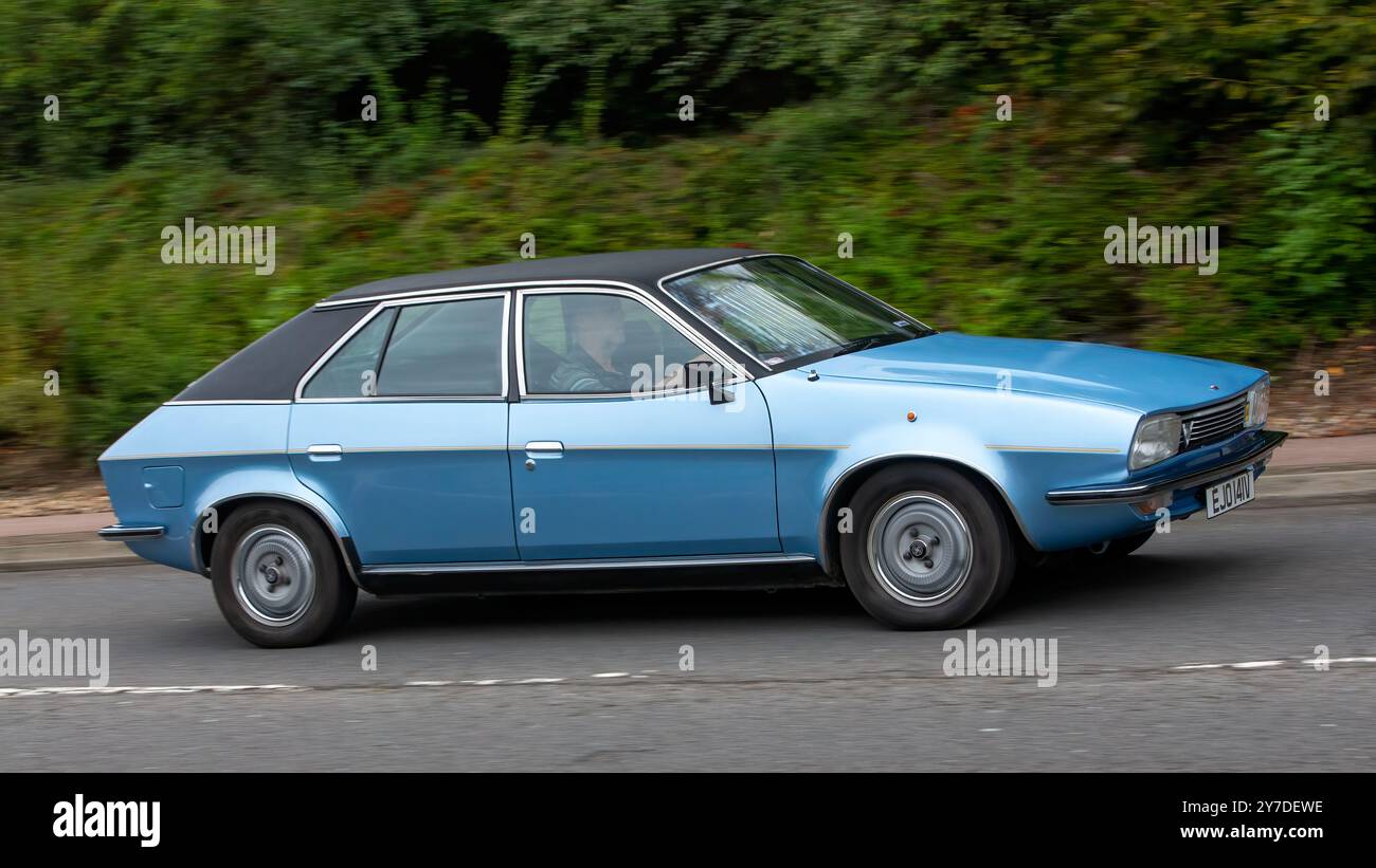 Milton Keynes, UK - 29. September 2024: 1980 blaues British Leyland Princess hls Auto auf einer britischen Straße Stockfoto