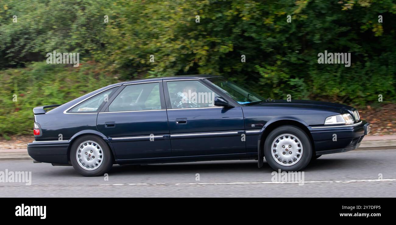 Milton Keynes, Großbritannien - 29. September 2024: 1999 Blue Rover 825 Sterling Auto fährt auf einer britischen Straße Stockfoto