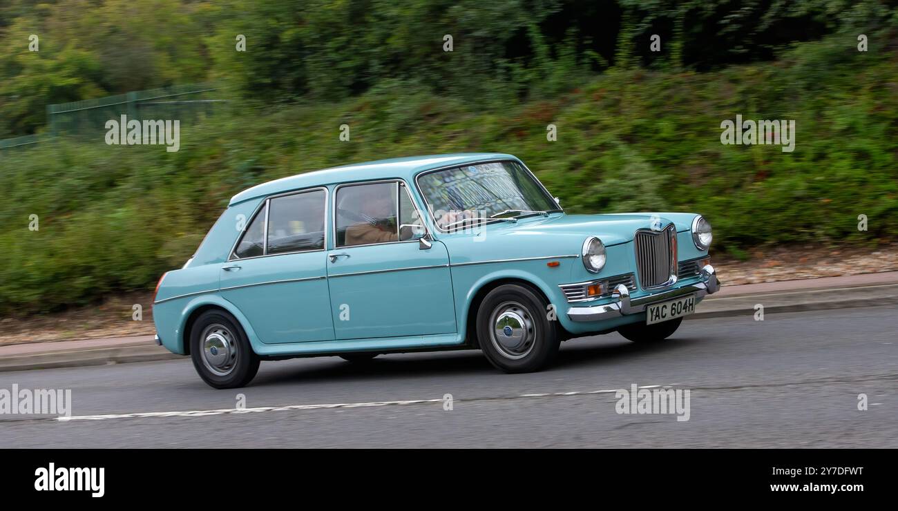 Milton Keynes, Großbritannien - 29. September 2024: 1970 blauer Riley Kestrel 1300 Auto auf einer britischen Straße Stockfoto