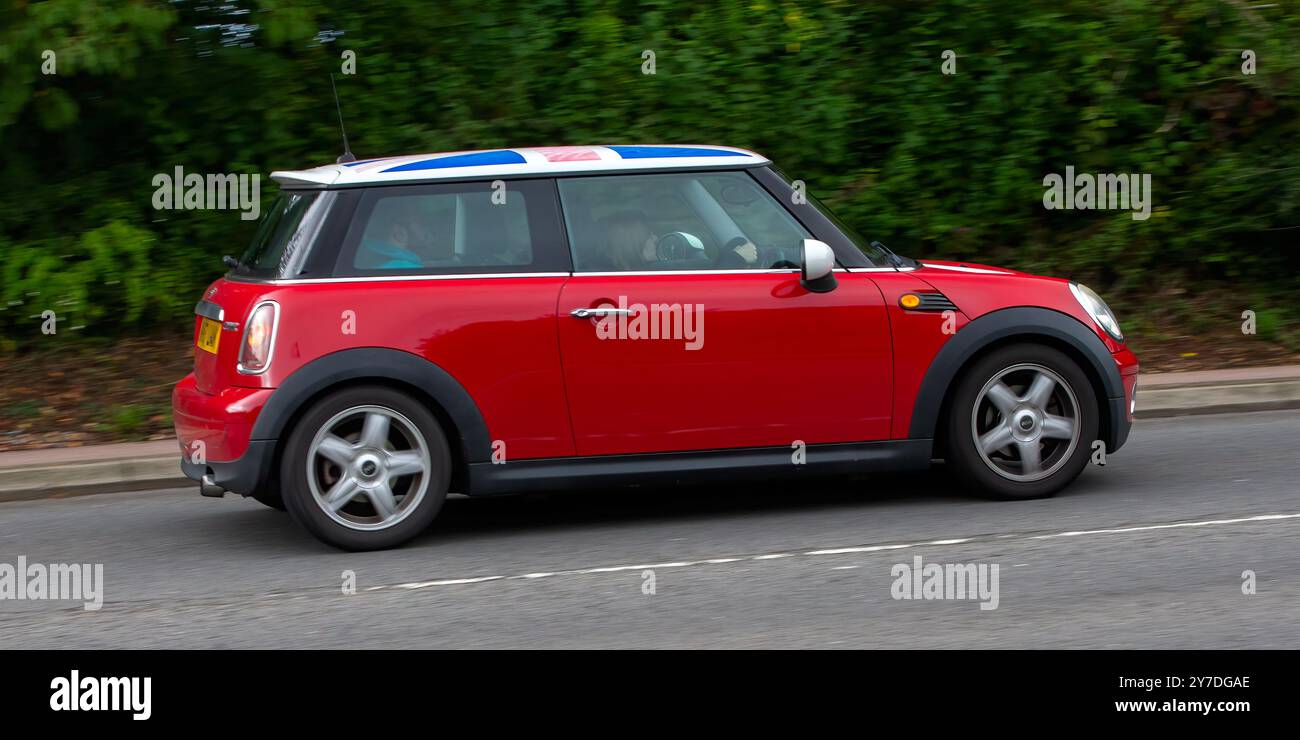 Milton Keynes, Großbritannien - 29. September 2024: 2007 roter Mini Cooper Car auf einer britischen Straße Stockfoto