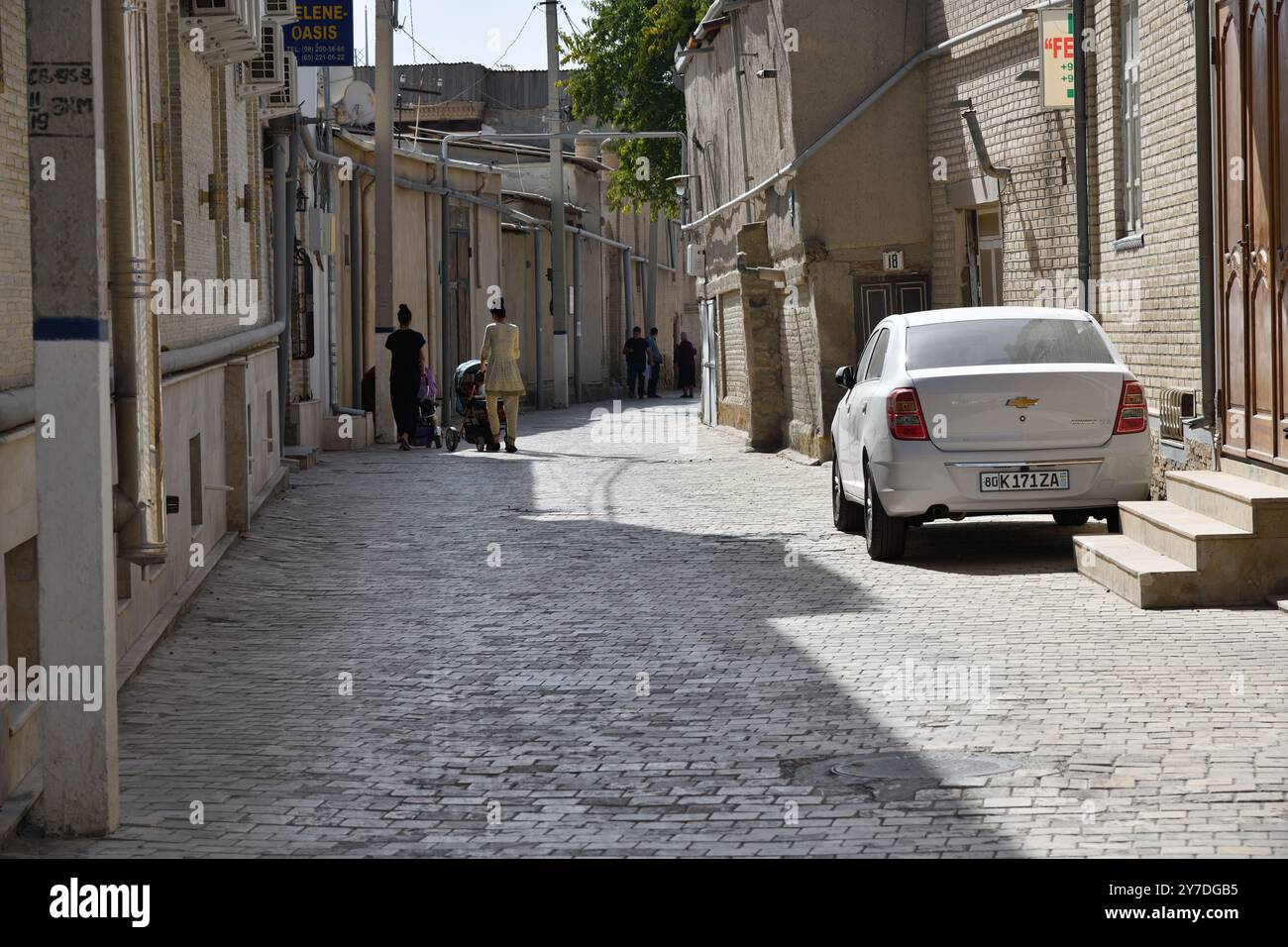 Buchara, Usbekistan - 12. September 2024: Typische Straße in Buchara Stockfoto