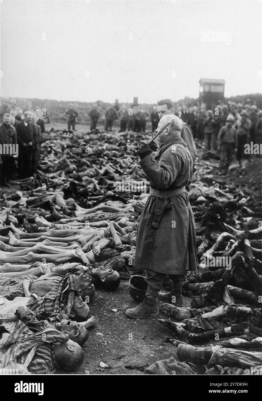 Colonel Seillers von der 12. US-Panzerdivision hält eine Rede vor deutschen Zivilisten, die in Hurlach versammelt sind. Aktionen wie diese waren Teil des Entnazifizierungsprozesses. Dieser Prozess war ein Versuch, die Kultur und Gesellschaft Deutschlands und Österreichs von nationalsozialem Einfluss und Ideologie zu befreien. Ein Teil des Prozesses bestand darin, die Öffentlichkeit mit den Beweisen für die Verbrechen zu konfrontieren, die in ihrem Gebiet begangen wurden. Stockfoto