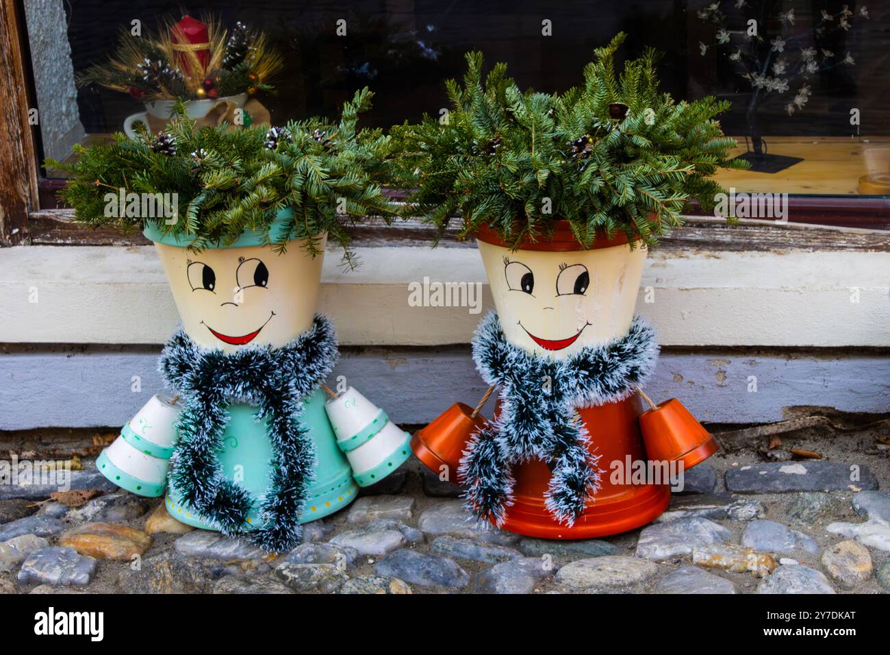 Zwei süße Blumentöpfe auf dem Bürgersteig Stockfoto