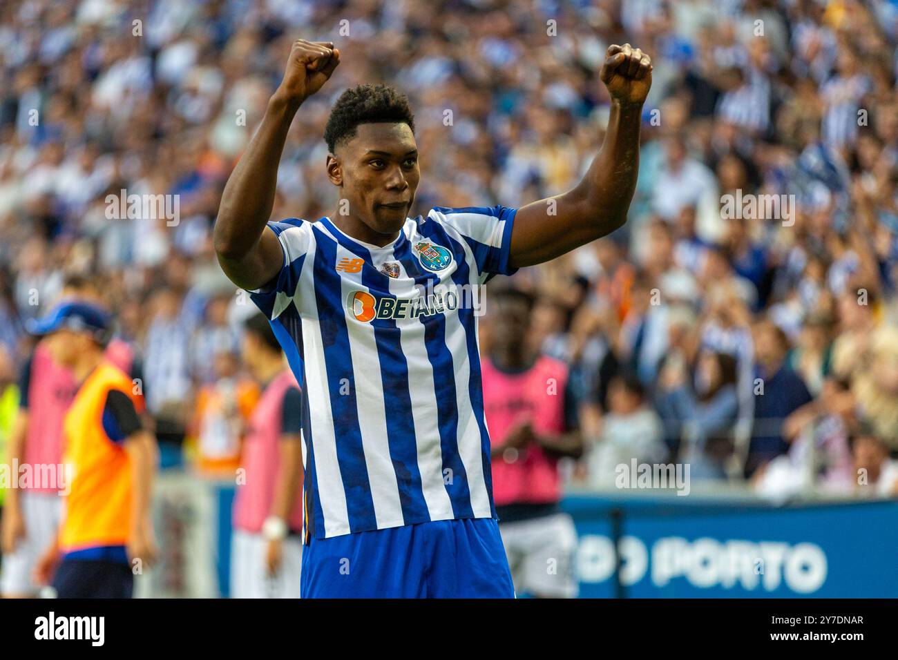 Samu Omorodion vom FC Porto feiert, nachdem er beim Spiel der Liga Portugal Betclic zwischen dem FC Porto und dem SC Farense in Estadio do Dragao das zweite Tor seiner Mannschaft erzielte. Am 29. September 2024 in Porto, Portugal. Stockfoto