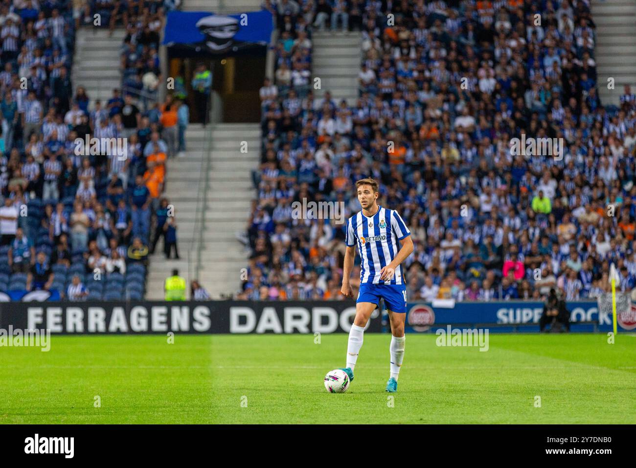 Nico González vom FC Porto wurde am 29. September 2024 in Porto im Stadion Dragao während des portugiesischen Fußballspiels zwischen dem FC Porto und dem FC Arouca in Aktion genommen. Stockfoto