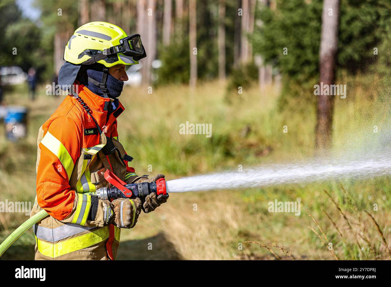 Länderübergreifende Großübung Eichkater 2024: Niedersachsen und Bayern üben gemeinsam die Bekämpfung von Vegetationsbränden 27.09.2024 Feuerwehrmann der Ground Waldbrandbekämpfung mit Fahrzeugen GFFF-V Einheit, Bodengebundene Vegetationsbrandbekämpfung unter Einbeziehung von Löschfahrzeugen, Niedersachsen mit Strahlorohr und Vollstrahl Übungsgebiet Klosterforst Landkreis Celle, Niedersachsen Deutschland *** große Querfeldübung Eichkater 2024 Niedersachsen und Bayern üben gemeinsam Vegetationsbrandbekämpfung mit Bodenfeuerbekämpfungsfahrzeugen 27 09 2024 Feuerwehrmann der Ground Feuerwehrmann der Ground Feuerwehrmann der Grossfeldbrände der Grossfeldbrände der Waldbrandbekämpfung GFF FV Stockfoto