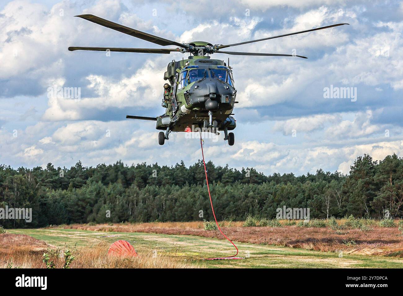 Länderübergreifende Großübung Eichkater 2024: Niedersachsen und Bayern üben gemeinsam die Bekämpfung von Vegetationsbränden Airbus Mehrzweckhubschrauber NH-90 der Bundeswehr vom Transporthubschrauberregiment 10 Lüneburger Heide des Fliegerhorstes Faßberg beim Feuerlöschhilfe-Einsatz Übungsgebiet Klosterforst Flugplatz Arloh Celle Landkreis Celle, Niedersachsen Deutschland *** Landesgroßübung Eichkater 2024 Niedersachsen und Bayern gemeinsam Kampfhubschrauber Kampfhubschrauber 90 Niedersachsen Feldhubschrauber NH Stockfoto