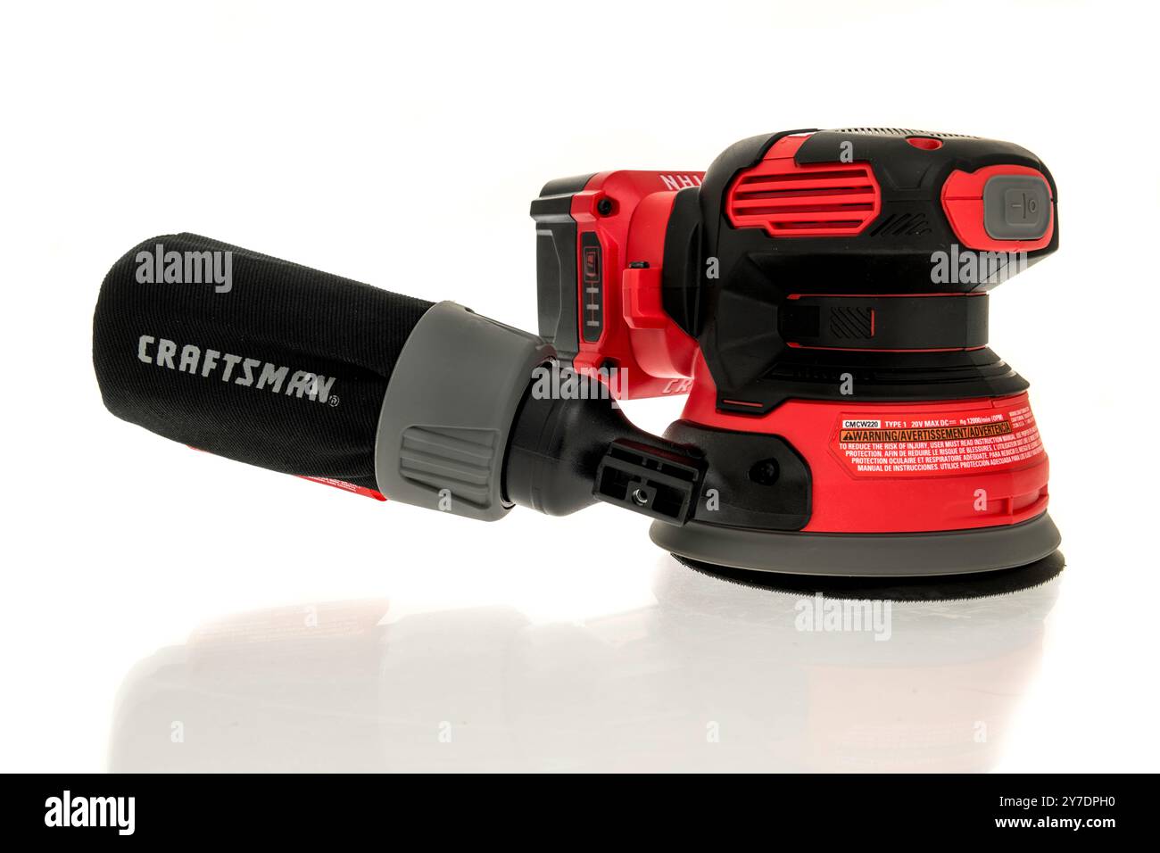 Winneconne, WI - 25. Juni 2024: Ein Paket von Craftsman Schwingschleifer auf einem isolierten Hintergrund. Stockfoto