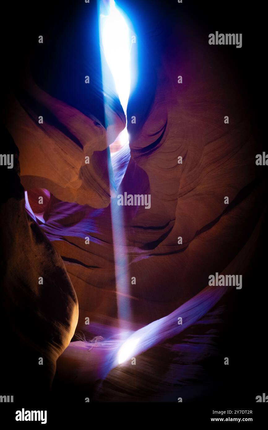 Antelope Canyon Lichtstrahlen - Schlitzhöhle mit Sonnenstrahlen in der Nähe von Page Arizona - Lichtstrahl beleuchtet Sandstein Stockfoto