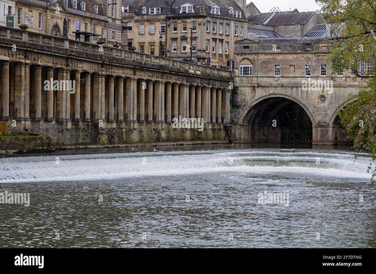 25. April 24 Pulteney Weir ist ein berühmtes Weltkulturerbe mit seinen überblickenden Gebäuden am Fluss Avon in der Stadt Bath in somerset England. Dies Stockfoto