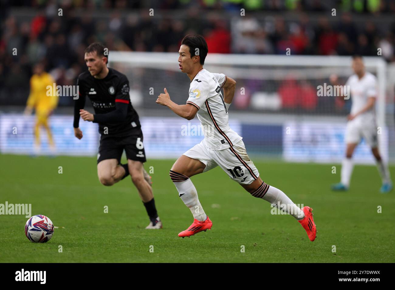 Jisung EOM von Swansea City in Aktion. EFL Skybet Championship Match, Swansea City gegen Bristol City im Stadion Swansea.com in Swansea, Wales am Sonntag, den 29. September 2024. Dieses Bild darf nur für redaktionelle Zwecke verwendet werden. Nur redaktionelle Verwendung, Bild von Andrew Orchard/Andrew Orchard Sportfotografie/Alamy Live News Stockfoto