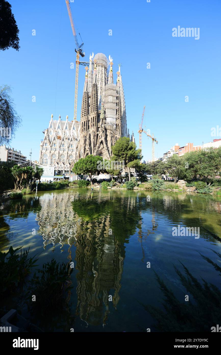 Die Sagrada Familia, von der Plaza de Gaudí aus gesehen. Barcelona, Spanien. Stockfoto