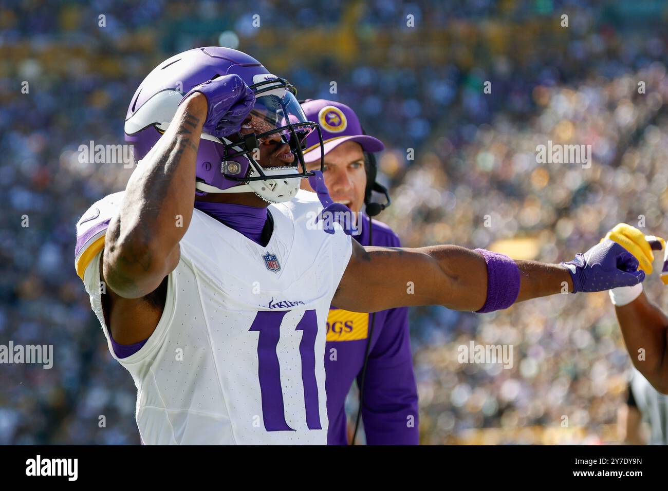 29. September 2024: Trent Sherfield Sr. (11) feiert den Touchdown eines Mannschaftskameraden während des NFL-Fußballspiels zwischen den Minnesota Vikings und den Green Bay Packers im Lambeau Field in Green Bay, Wisconsin. Darren Lee/CSM Stockfoto