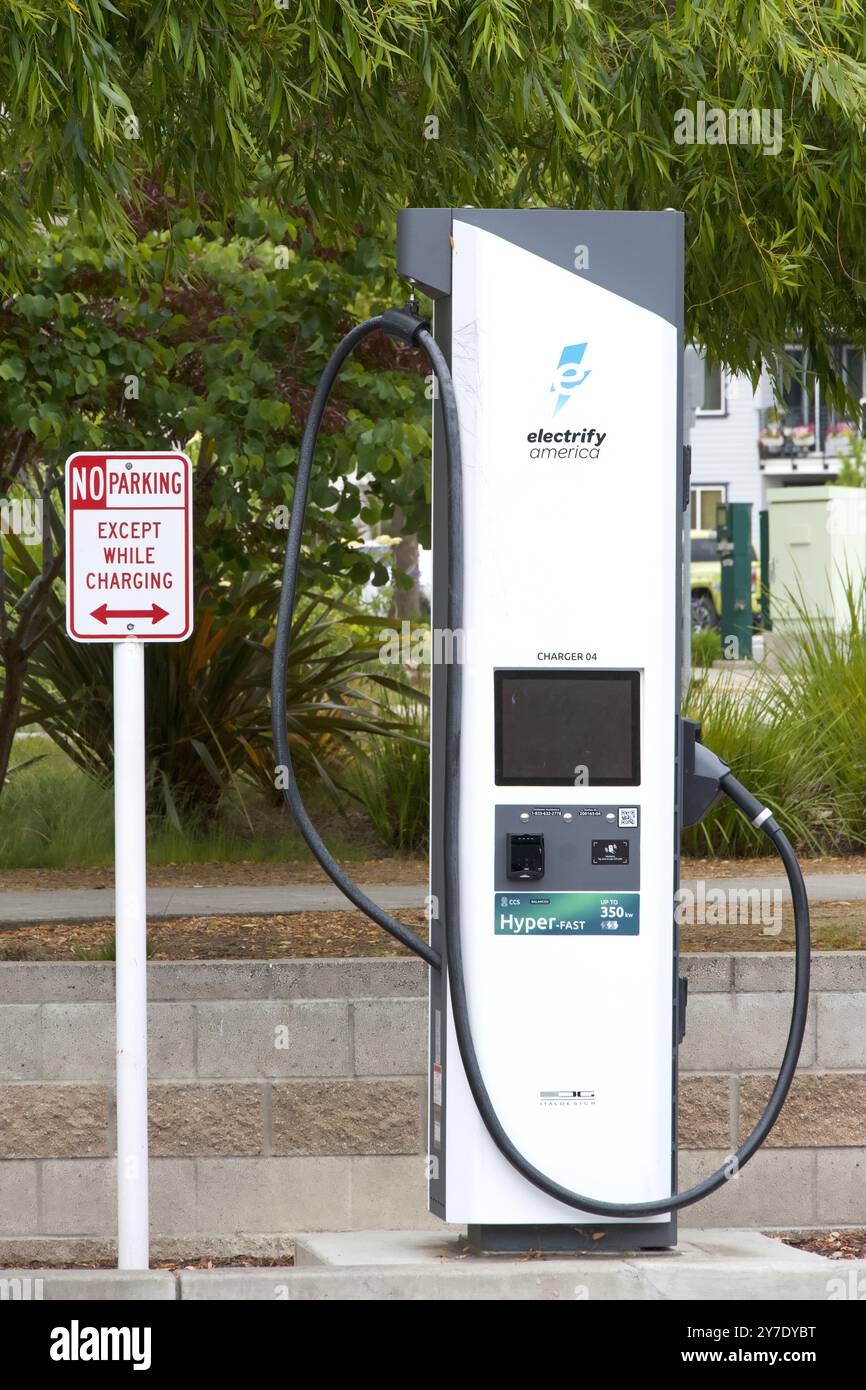 Alameda, KALIFORNIEN - 25. Mai 2024: Nahaufnahme der Elektrify America EV-Ladestation. Ein Netz von DC-Schnellladestationen für Elektrofahrzeuge in den USA. Stockfoto