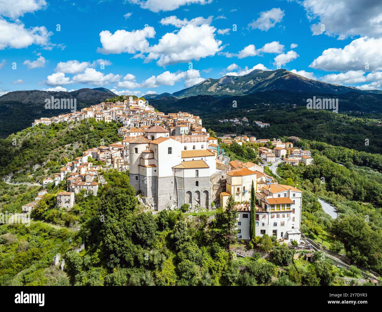 Altes Dorf in den Bergen von einer Drohne, Rivello, Potenza, Basilicata, Italien, Europa Stockfoto