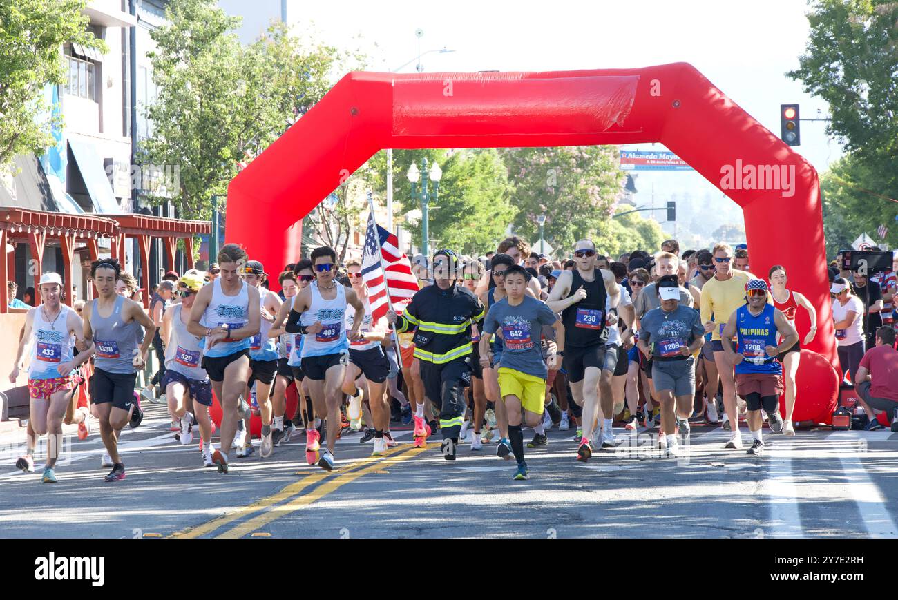 Alameda, CA - 4. Juli 2024: Teilnehmer an der Startlinie für die R.A.C.E. des Bürgermeisters von Alameda laufen und laufen fünf Kilometer durch Alameda Stockfoto