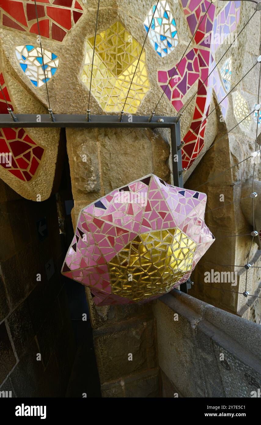 Farbenfrohe Dekorationen auf dem Passionsturm an der Sagrada Familia Basilika in Barcelona, Spanien. Stockfoto