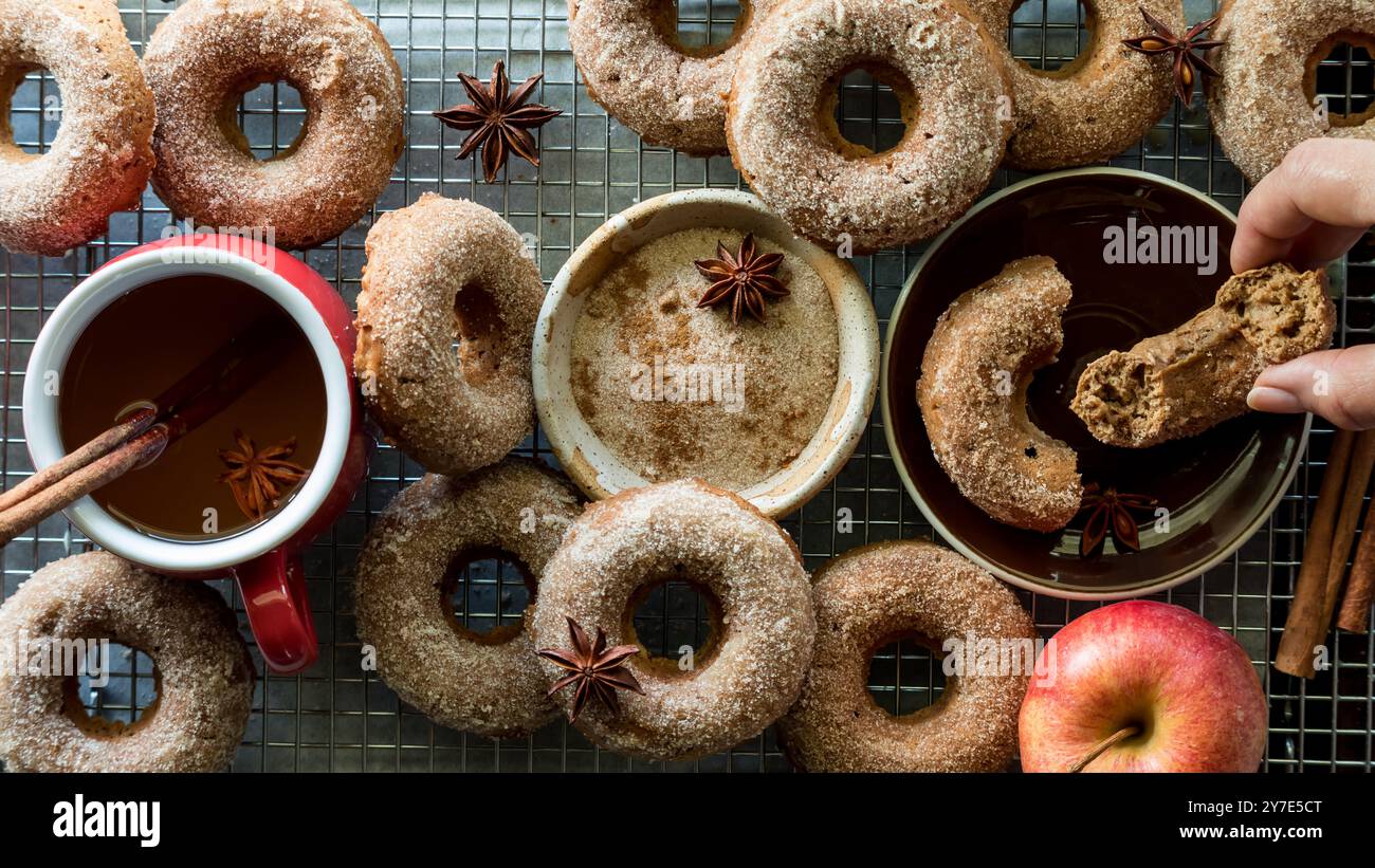 Von oben nach unten schmaler Blick auf Donuts mit Zimtzucker und heißem Apfelwein. Stockfoto