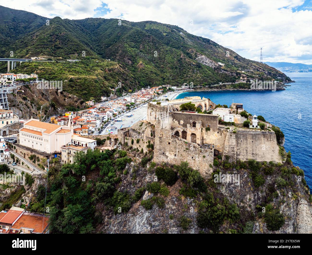 Scilla aus einer Drohne, Kalabrien, Italien, Europa Stockfoto