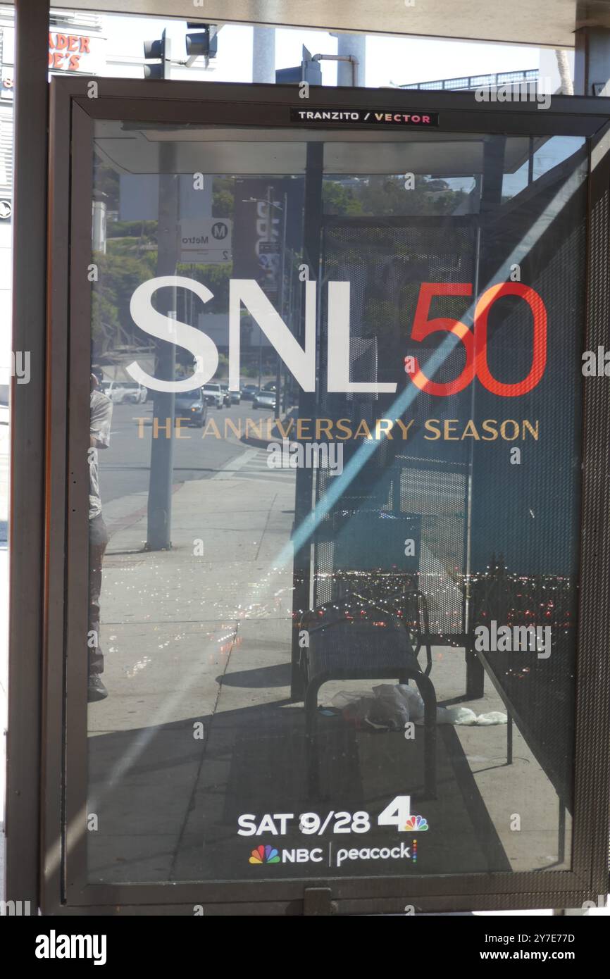 Los Angeles, Kalifornien, USA 29. September 2024 SNL Saturday Night Live 50 Bushaltestelle Poster am Sunset Blvd am 29. September 2024 in Los Angeles, Kalifornien, USA. Foto: Barry King/Alamy Stock Photo Stockfoto