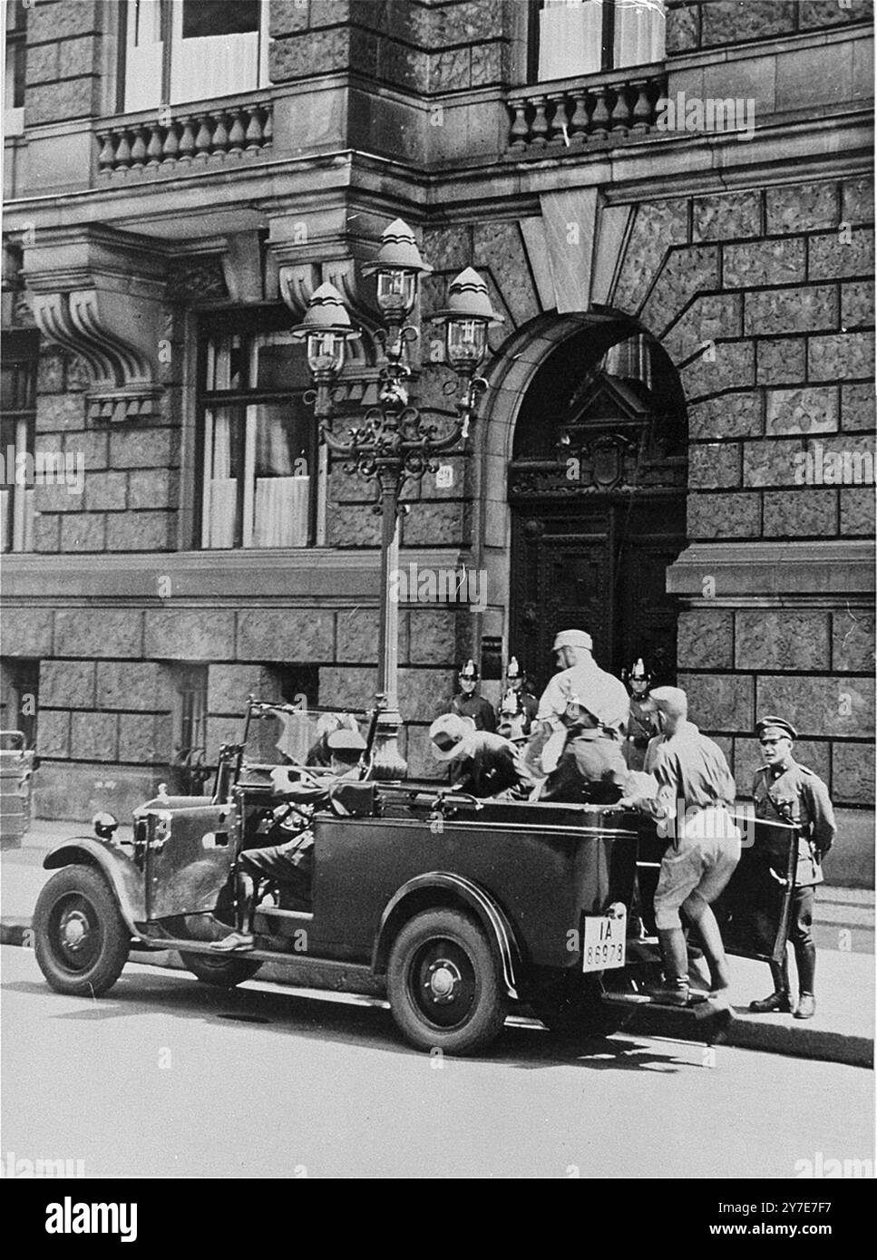 Die Verhaftung eines nicht identifizierten Mannes durch die SA vor dem Hauptquartier der Deutschen Volkspartei (DNVP) in Berlin. Das Foto ist vom märz 1933 datiert, also ist dieser Mann wahrscheinlich ein mutmaßlicher Kommunist. In dieser Zeit schloss Hitler die kommunistische Partei und inhaftierte die Mehrheit ihrer Mitglieder Stockfoto
