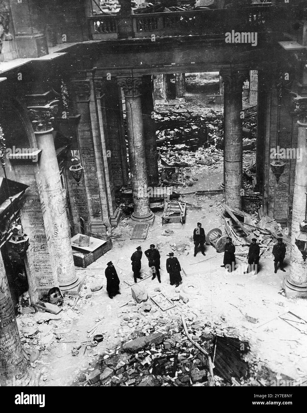 Truppen der Roten Armee standen am Ende des 2. Weltkriegs in der zerstörten Eingangshalle des Reichstagsgebäudes in Berlin. Stockfoto