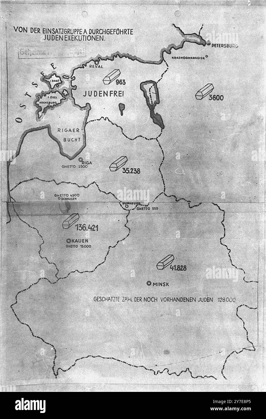 Eine Karte, die einen geheimen undatierten Bericht über den Massenmord an Juden durch die Einsatzgruppe A begleitete, der sowohl von der amerikanischen als auch von der britischen Staatsanwaltschaft während des Internationalen Militärgerichts in Nürnberg als Beweis verwendet wurde. Die Karte trägt den Titel „jüdische Hinrichtungen durch Einsatzgruppe A“ und zeigt die Zahl der Juden, die Ende 1941 im Baltikum und in Weißrussland hingerichtet wurden (symbolisiert durch Särge). Die Legende am unteren Ende besagt, dass "die geschätzte Zahl der noch zur Hand stehenden Juden 128.000" betrug. Stockfoto