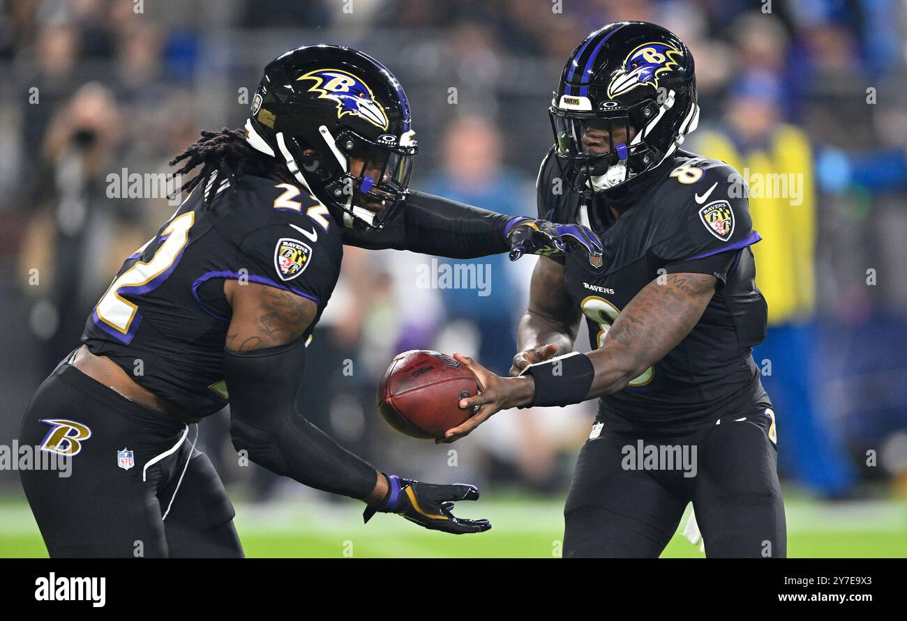 Baltimore, Maryland, am Sonntag, 29. September 2024. Baltimore, Usa. September 2024. Baltimore Ravens Quarterback Lamar Jackson (8) macht sich an Running Back Derrick Henry (22) für einen 87-Yard-Touchdown-Lauf gegen die Buffalo Bills während der ersten Hälfte eines NFL-Spiels im M&T Bank Stadium in Baltimore, Maryland, am Sonntag, den 29. September 2024. Foto: David Tulis/UPI Credit: UPI/Alamy Live News Credit: UPI/Alamy Live News Stockfoto