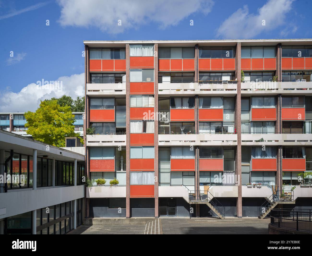 Das Golden Lane Estate ist ein Wohnkomplex aus den 1950er Jahren in der City of London, der von den Architekten Chamberlain, Powell und Bon im modernistischen Stil entworfen wurde Stockfoto