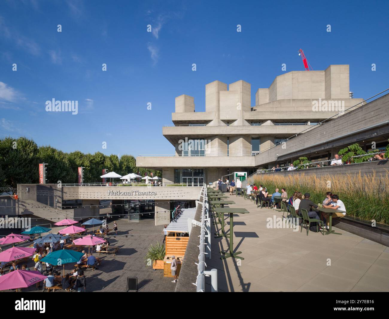 Das National Theatre ist ein Veranstaltungsort für darstellende Künste in London, das in einem brutalistischen architektonischen Stil gestaltet wurde Stockfoto