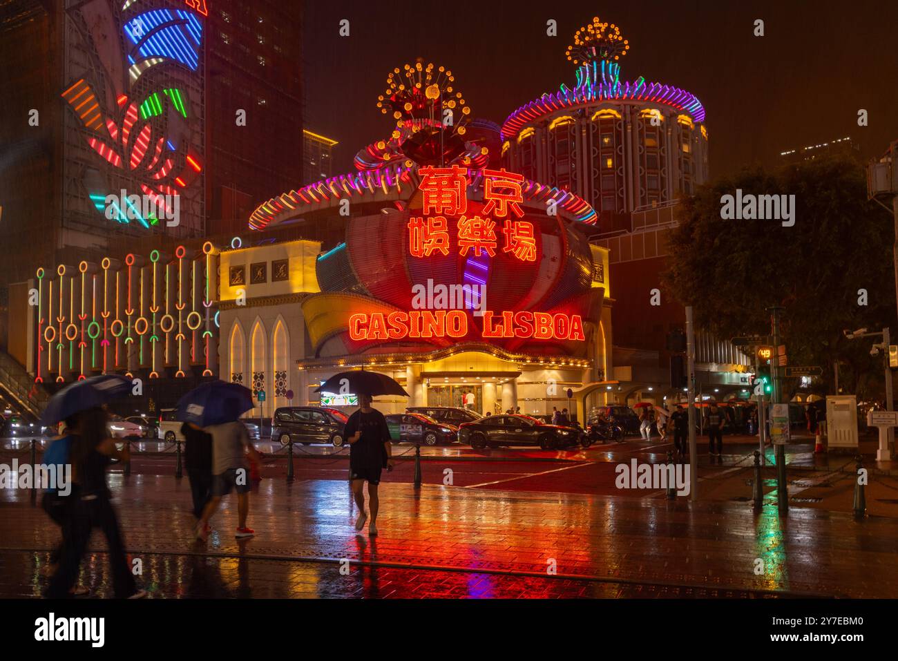 Casino Lisboa Neon Schild Lichter im Regen, Macau Straßenlandschaft im Taifun Sturm Stockfoto