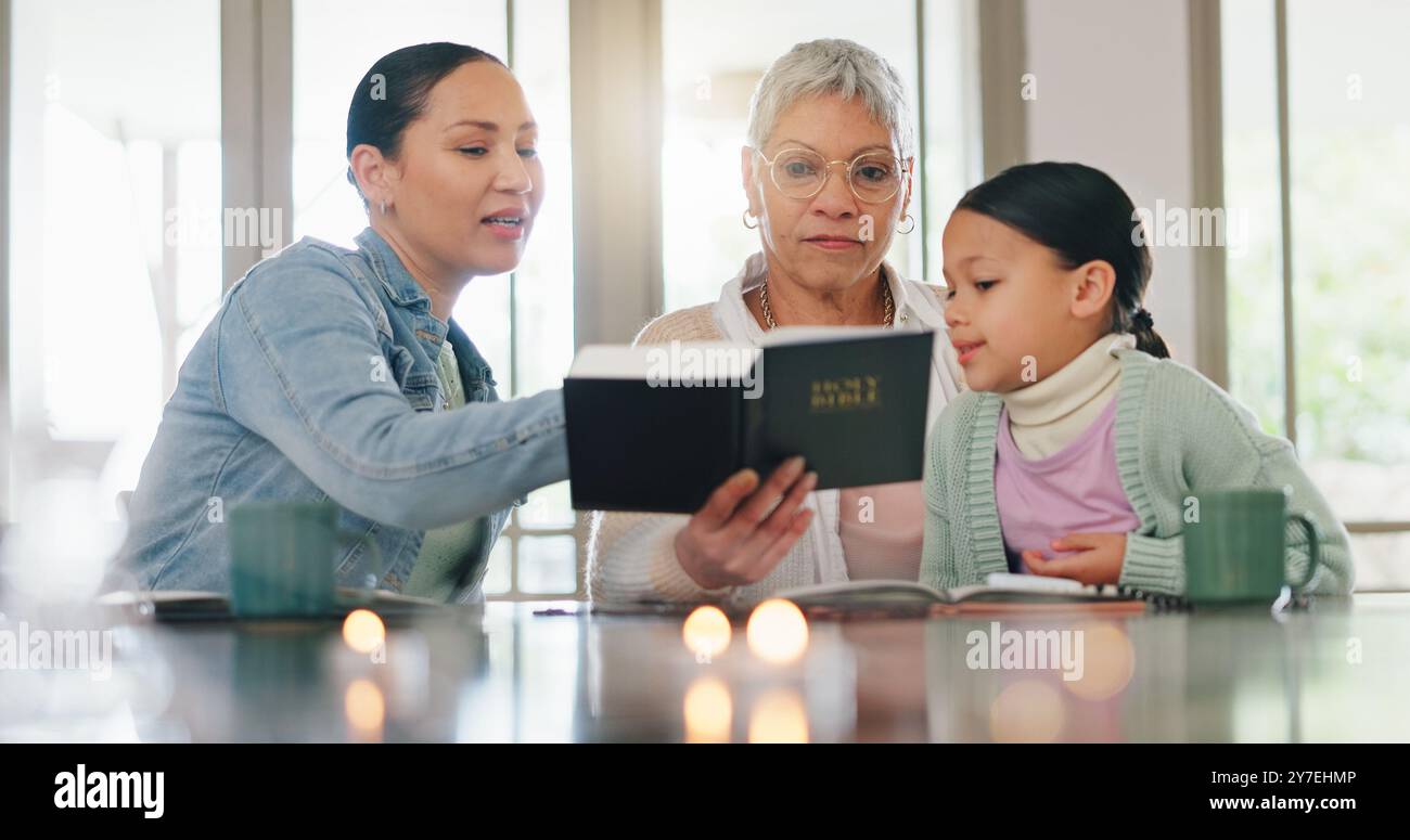 Oma, Kind und Mutter mit Bibel seit Generationen zu Hause, lehrt und lernt Religion. Familie, Frauen und kleines Mädchen mit Schriften im Haus Stockfoto