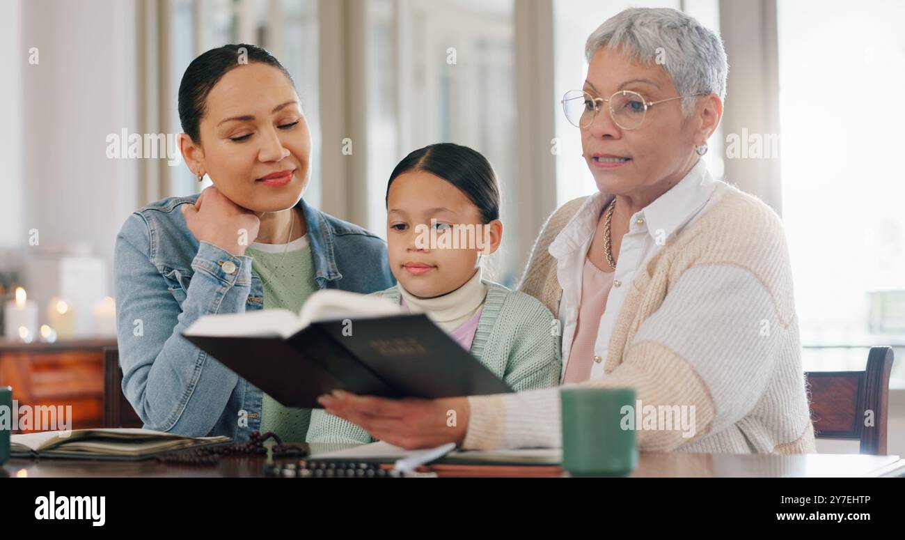 Großmutter, Kind und Mutter mit Bibel seit Generationen zu Hause, Gottesdienst und Religionsunterricht. Familie, Frauen und kleines Mädchen mit Schriften im Haus Stockfoto