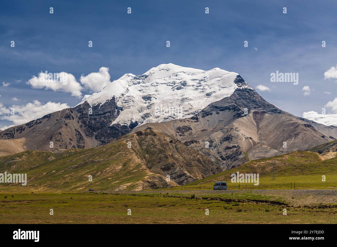 Noijin Kangsang Peak, Tibet, China, blauer Himmel mit Kopierraum für Text, Panorama Stockfoto