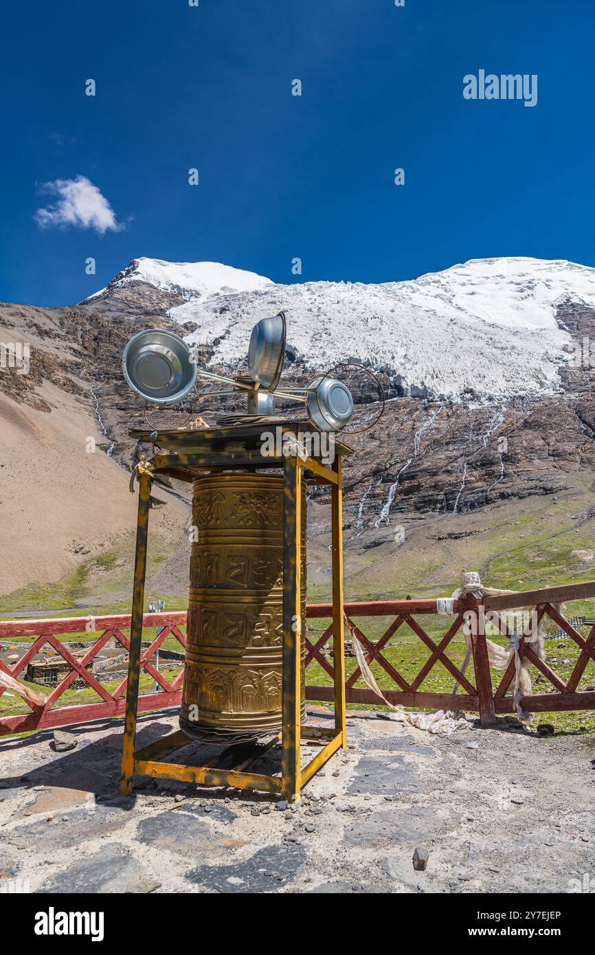 Ein Bild des Karo-la-Gletschers (Berg Noijin Kangsang) aus dem Jahr 2019 in Tibet, der aufgrund der globalen Erwärmung rasch zurückgeht. Stockfoto