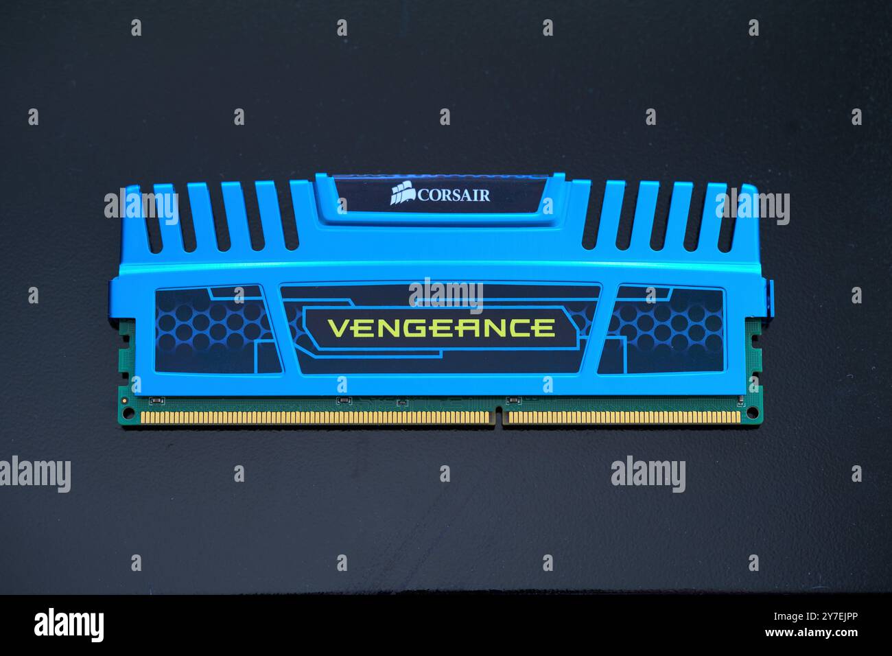 Ein DIMM für DDR3 SDRAM mit Kühlkörper, weltweit Stockfoto