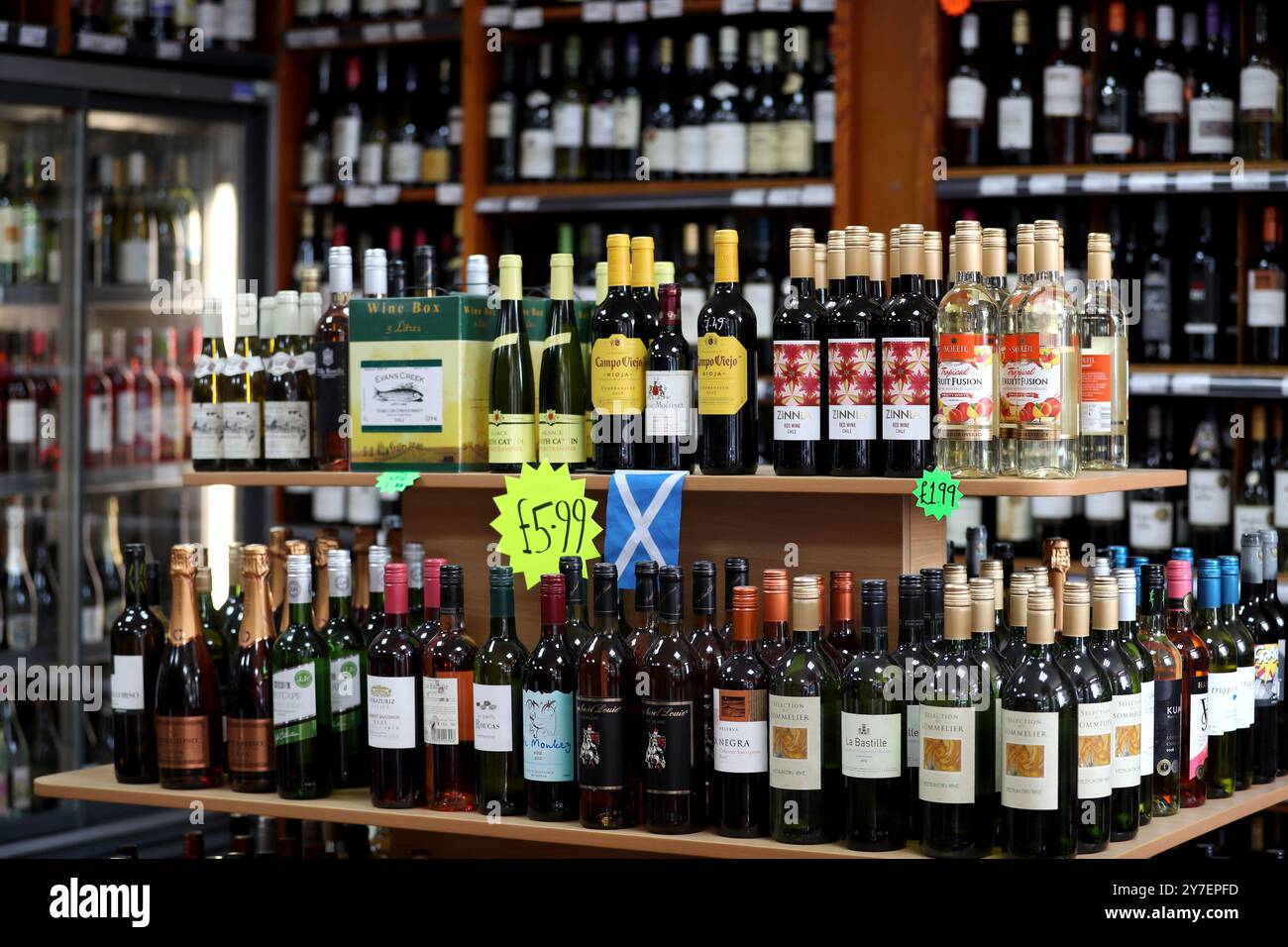 Aktenfoto vom 01/05/18 von Alkohol zum Verkauf in einem Edinburgh Off-Licence. Die Minister wurden aufgefordert, „viel mehr“ zu tun, um das Problem des Alkoholkonsums anzugehen, da der Mindestpreis einer Alkoholeinheit von 50 auf 65 p. Scottish Health Action on Alcohol Problems (Shaap) sagte, obwohl die Mindeststückpreise (MUP) ein „Erfolg“ gewesen seien, müsse sie jährlich erhöht werden, um zu verhindern, dass „billigerer Alkohol, der den größten Schaden verursacht“ im Laufe der Zeit erschwinglicher werde. Ausgabedatum: Montag, 30. September 2024. Stockfoto