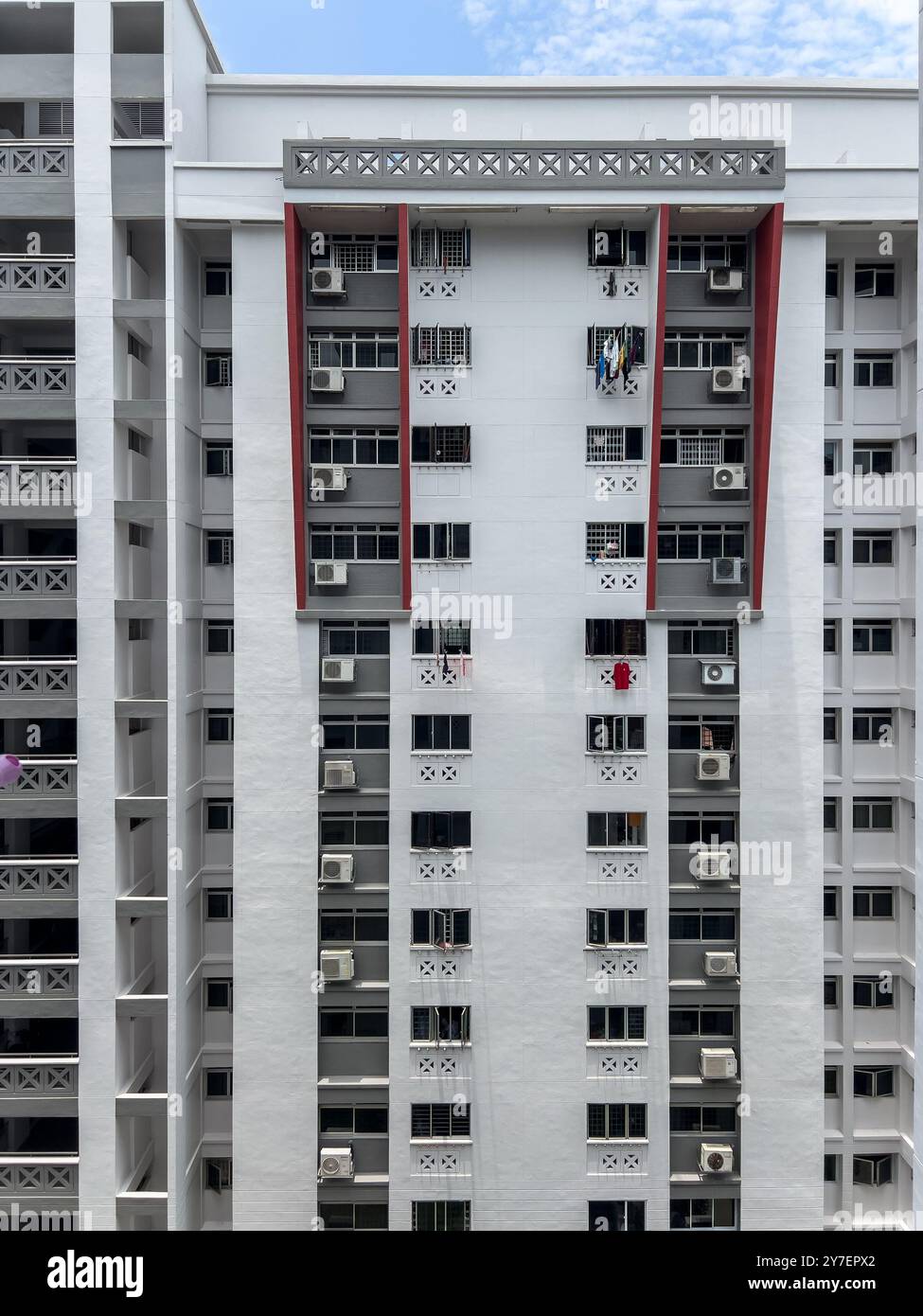 Vertikale Ansicht des öffentlichen Gehäuses des Wäschereibereichs. Fast alle Haushalte haben eine Klimaanlage, um die tropische Hitze zu bekämpfen. Singapur - Smartphone-aufgenommenes Stockfoto