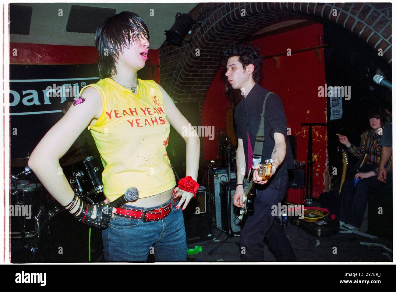 KAREN O, YEAH YEAH YEAHS, ERSTE UK-TOUR, 2002: A Young Karen O of Yeah Yeah Yeahs, die am 21. April 2002 auf ihrer ersten UK-Tour im Barfly Club in Cardiff, Wales, UK, spielte. Foto: Rob Watkins. NFO: Yeah Yeah Yeahs ist eine US-amerikanische Indie-Rock-Band, die 2000 gegründet wurde und für ihren energiegeladenen Art-Punk-Sound bekannt ist. Unter der Leitung der charismatischen Sängerin Karen O erlangten sie Bekanntheit mit Hits wie „Maps“ und „Heads will Roll“, die rohen Garagenrock mit emotionaler Tiefe vermischten. Stockfoto