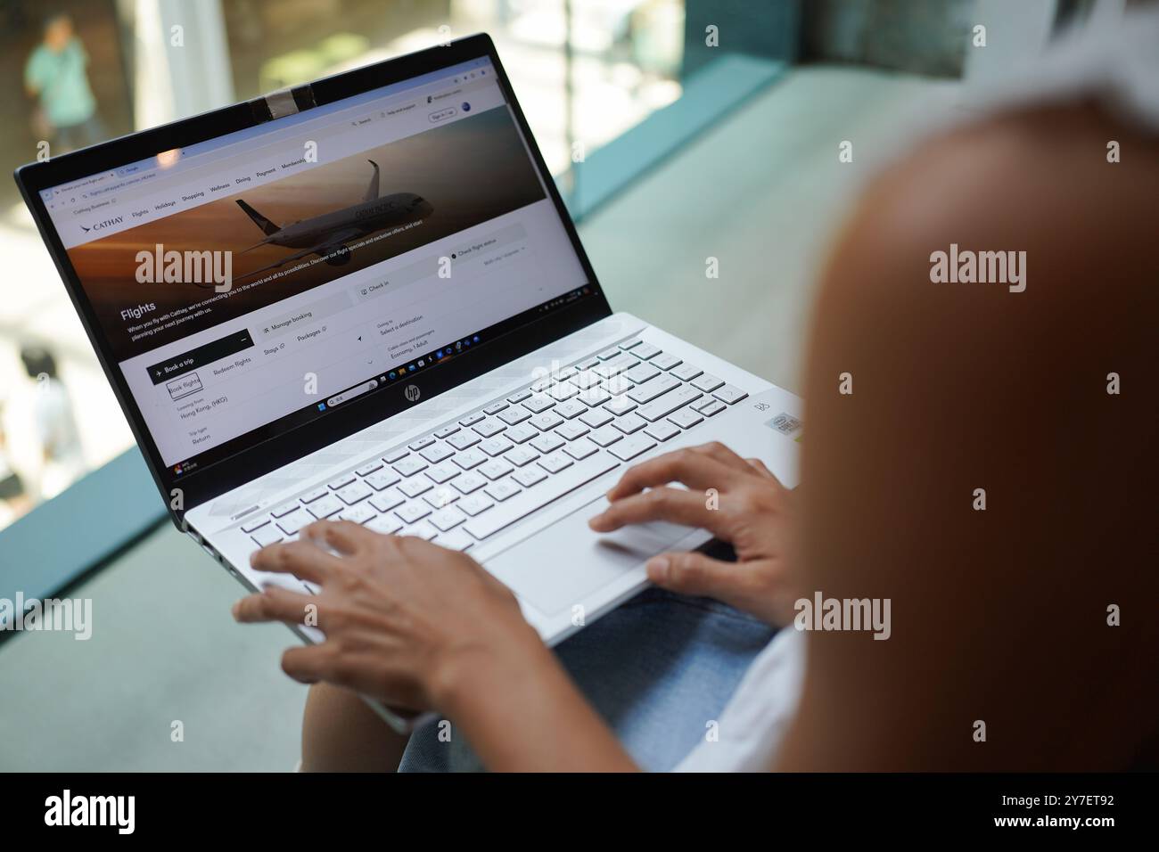China. September 2024. In dieser Fotoabbildung durchsucht Eine Frau die Cathay Pacific Website auf ihrem Laptop, um den Preis des Flugtickets zu überprüfen. Quelle: SOPA Images Limited/Alamy Live News Stockfoto