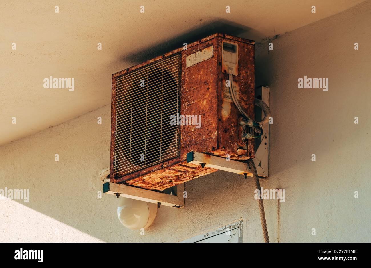 Alte, rostige Klimaanlage, externe Einheit, selektiver Fokus Stockfoto