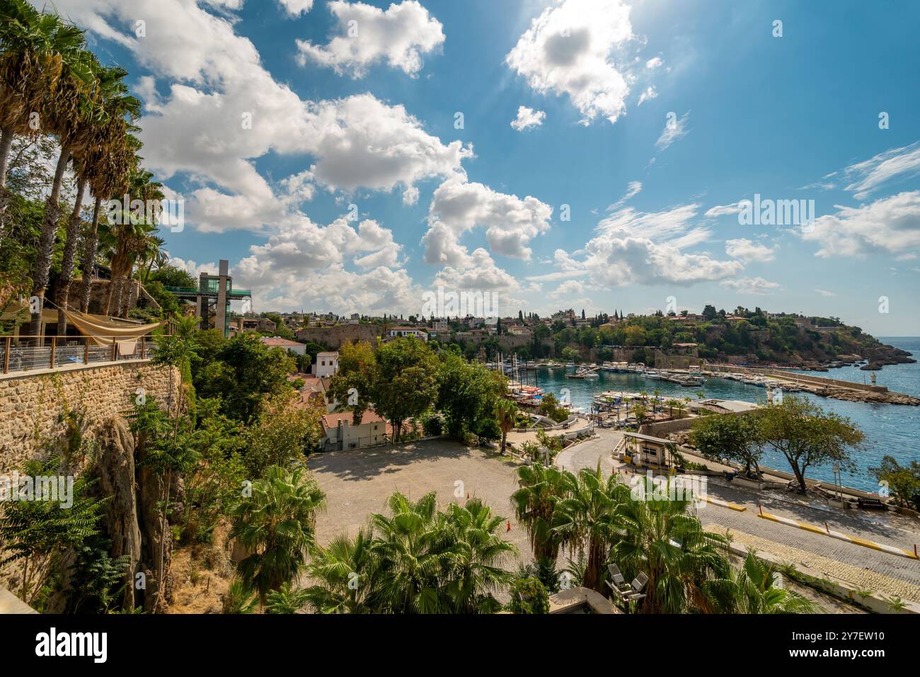Blick auf die Altstadt von Antalya Marina und Ausflugsboote in Kaleici Stockfoto